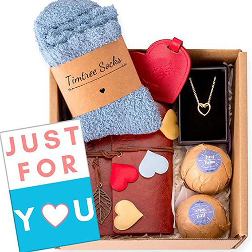 Romantic-Gifts-Ideas-That-Really-Show-Love-Valentine’s-Day-Gifts-For-Her-2