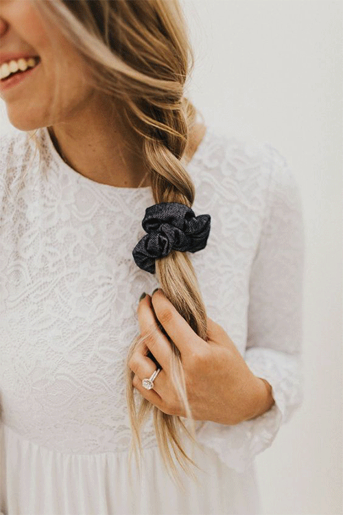 18-Scrunchie-Hairstyles-That-Will-Be-In-Style-In-2022-10
