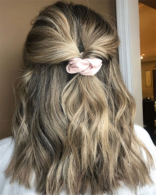 18-Scrunchie-Hairstyles-That-Will-Be-In-Style-In-2022-7