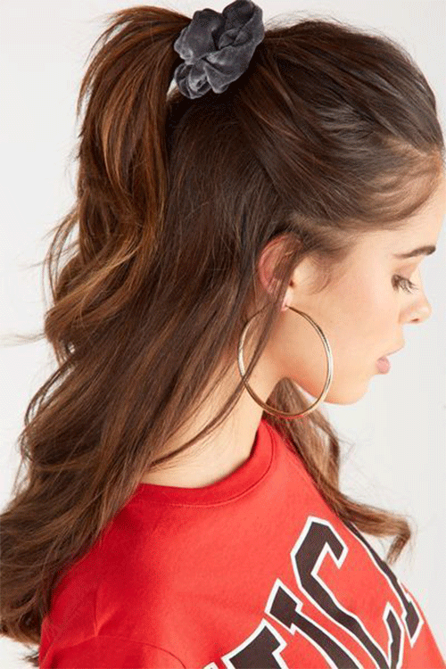 18-Scrunchie-Hairstyles-That-Will-Be-In-Style-In-2022-8