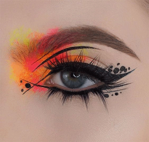 Women's-Eye-Makeup-In-2022-Graphic-Eyeliner-1
