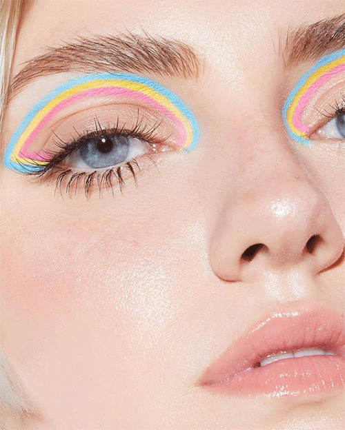 Women's-Eye-Makeup-In-2022-Graphic-Eyeliner-3