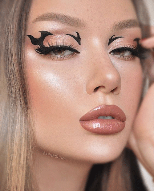 Women's-Eye-Makeup-In-2022-Graphic-Eyeliner-8