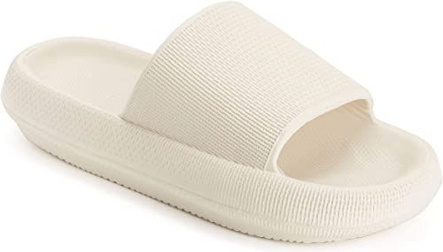 Step-Up-Your-Summer-Style-With-These-Trendy-Cloud-Slides-5